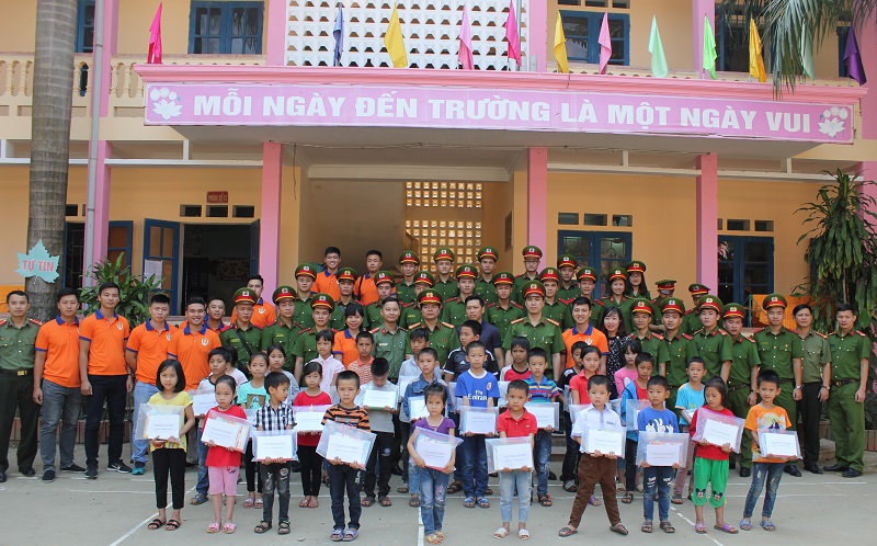 Trong hoạt động của chương trình, Đoàn đã trao 64 phần quà (mỗi phần, gồm 500.000 đồng, 10 quyển sách và 10 quyển vở) tặng 64 em học sinh Trường THCS Cẩm Sơn và Trường tiểu học Cẩm Phong, huyện Cẩm Thủy.